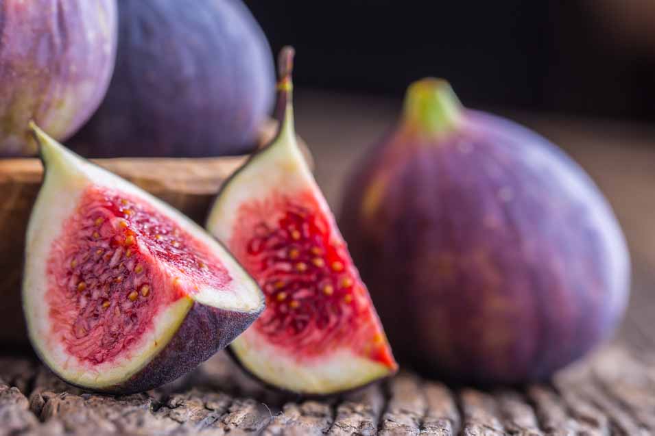 Picture of figs on a table